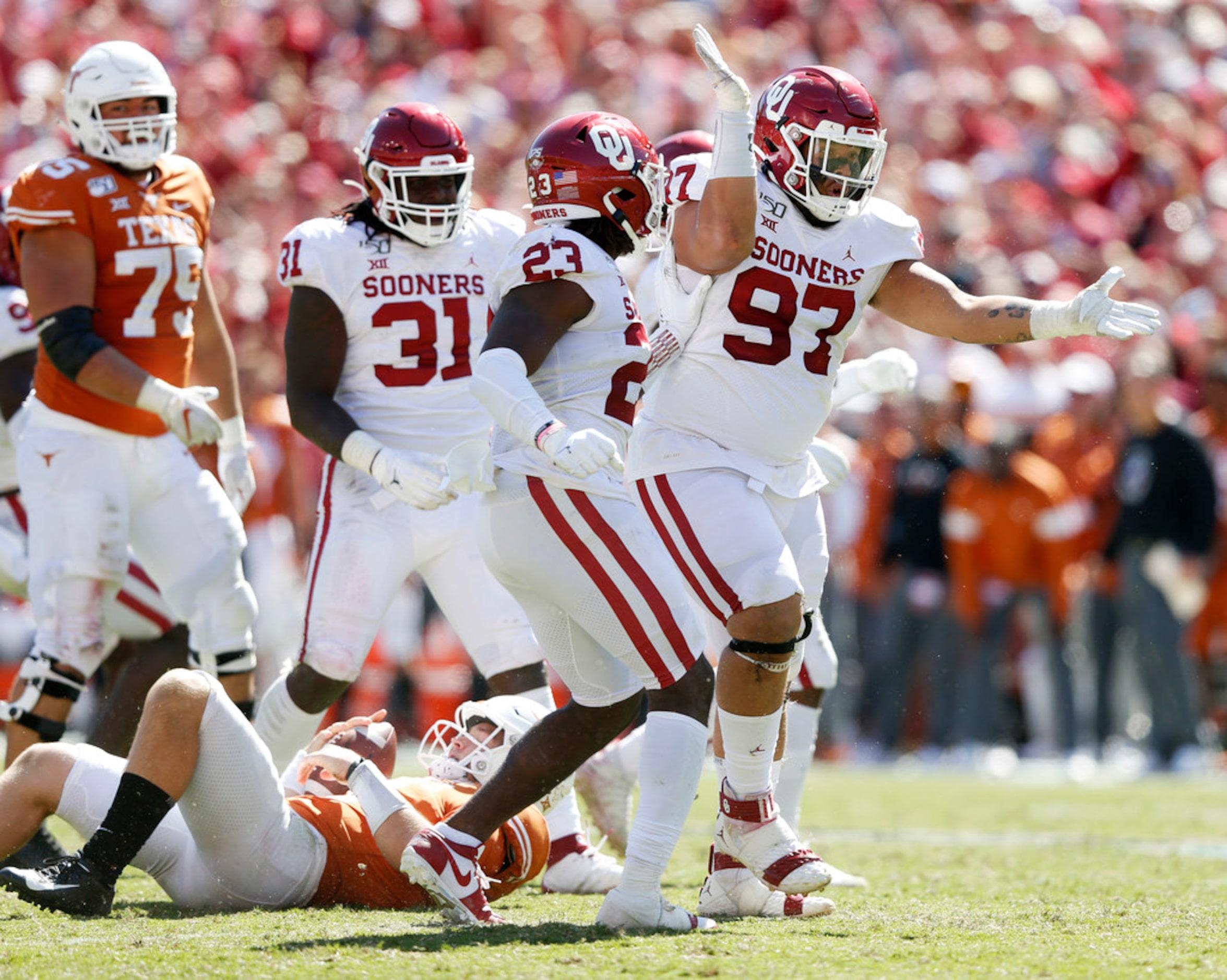 Oklahoma Sooners defensive lineman Marquise Overton (97) and Oklahoma Sooners linebacker...