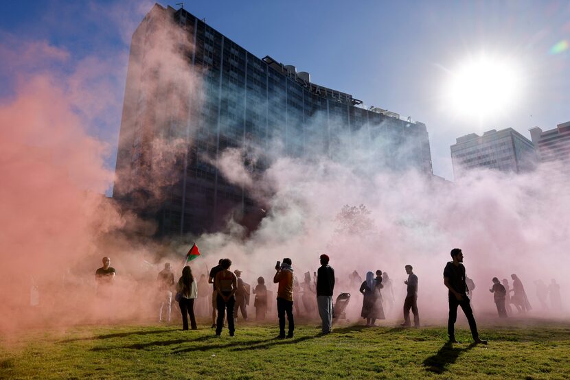 Humo de color cubrió a los manifestantes de la protesta organizada por The Palestinian Youth...