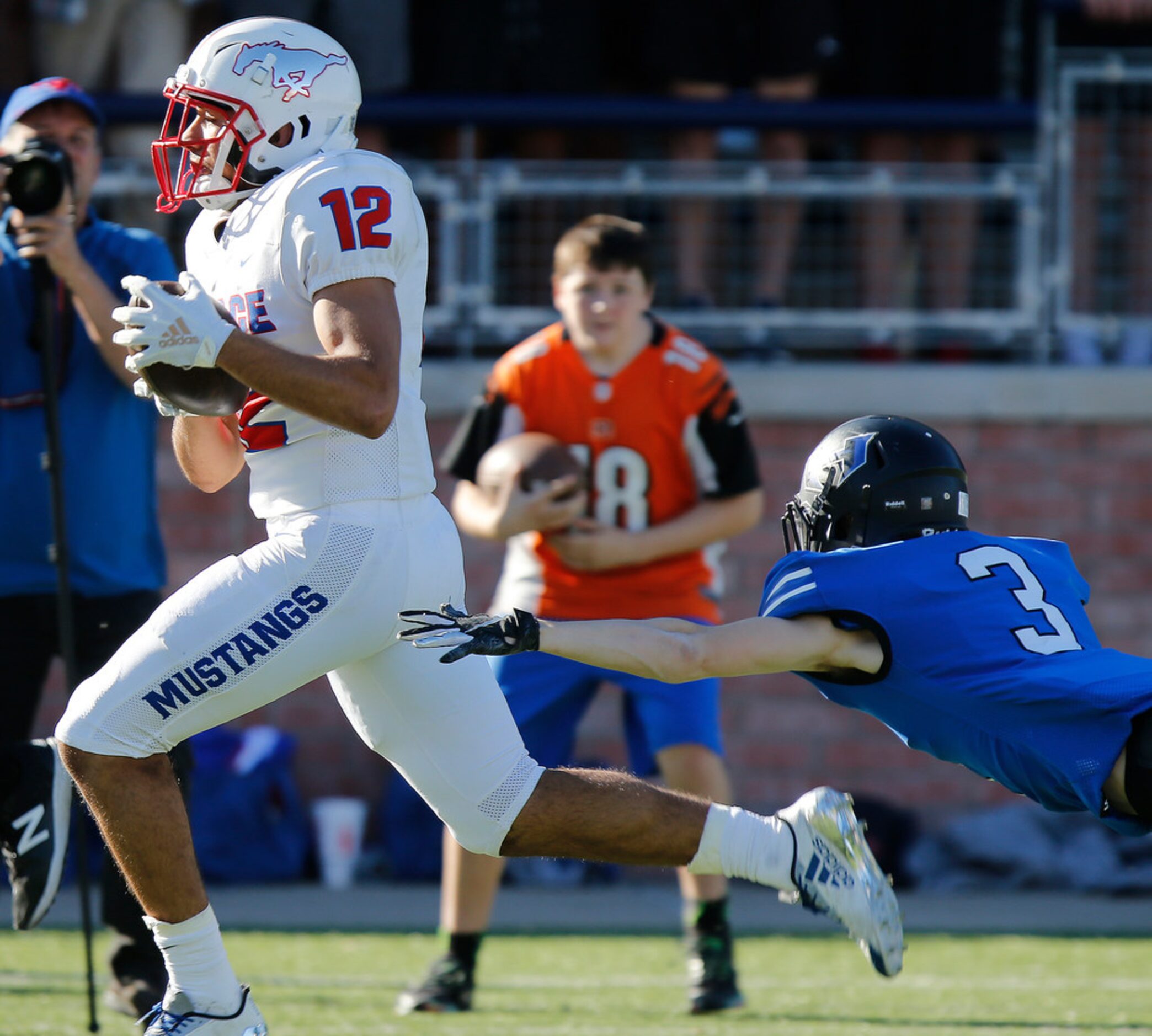 Pearce High School running back Pablo Valazquez (12) outruns Hebron High School defensive...