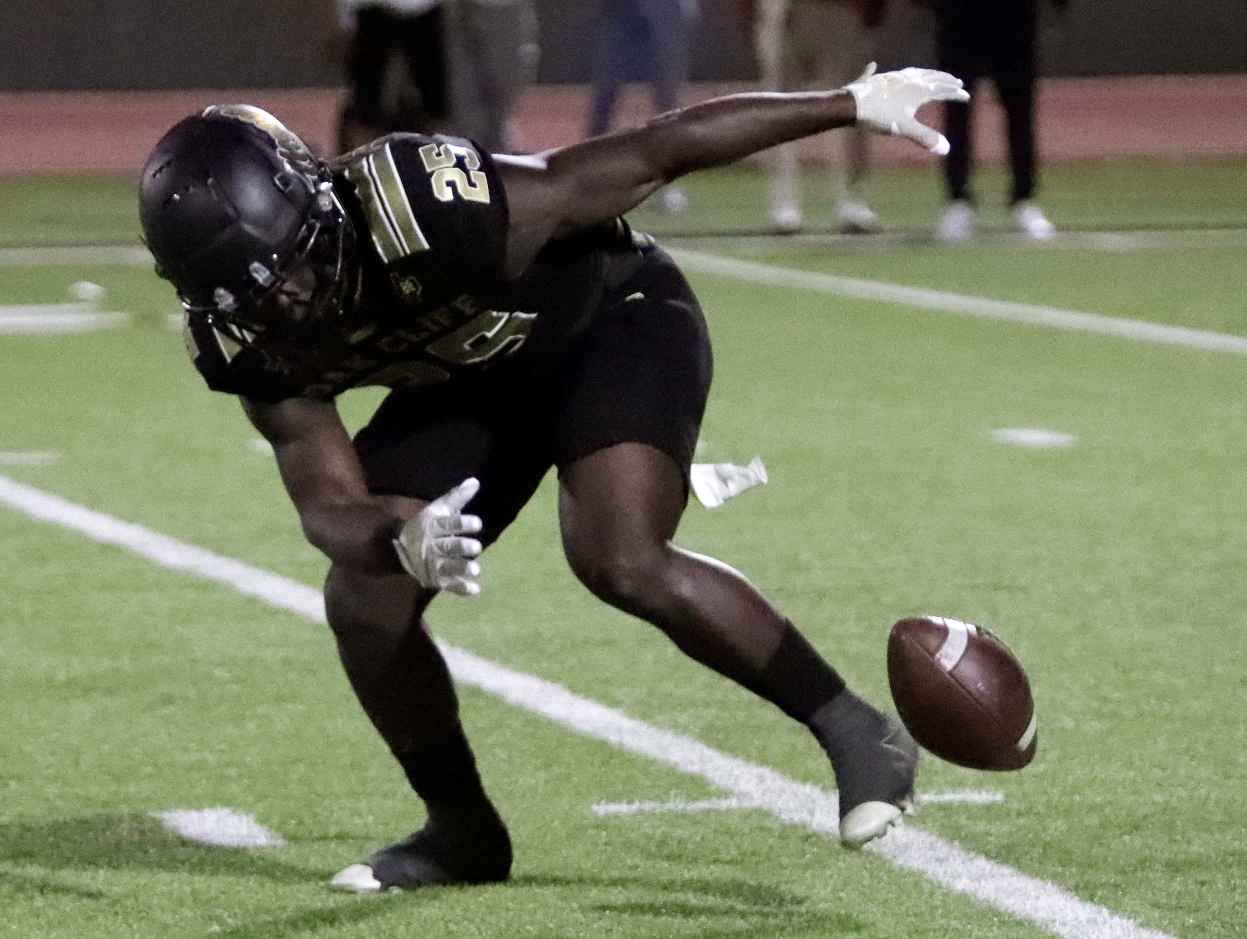 South Oak Cliff High School running back Damond Williams (25) chases a fumbled ball during...