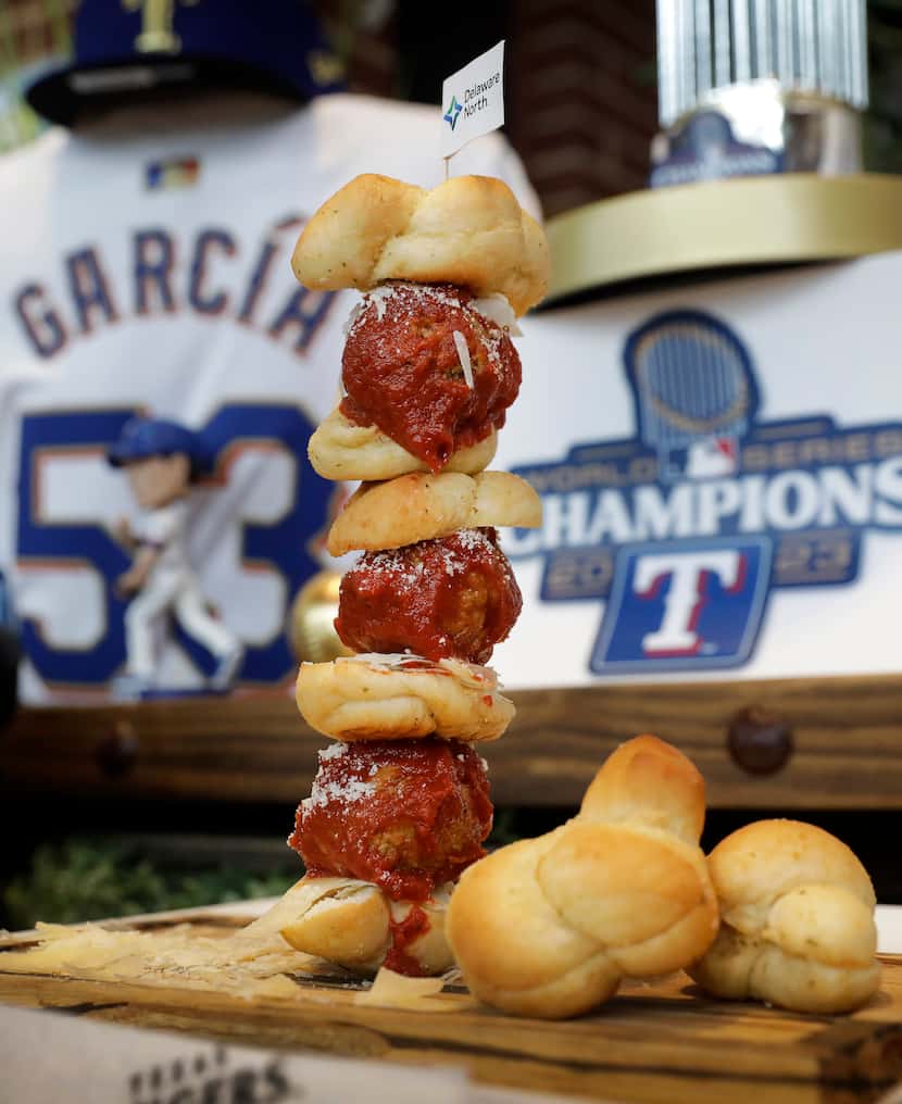 Este año en los juegos de los Texas Rangers, los aficinados podrán comer garlic knot sliders...