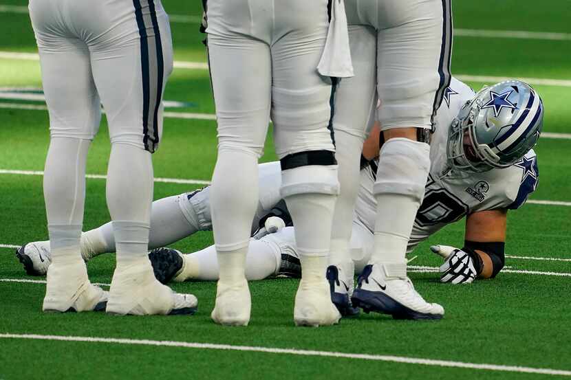 El guardia ofensivo Zack Martin cae al piso luego de lesionarse en el partido de los Cowboys...