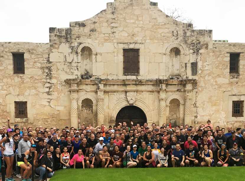 Beto O'Rourke, in the center, second row, with a group of runners at the Alamo in San Antonio.