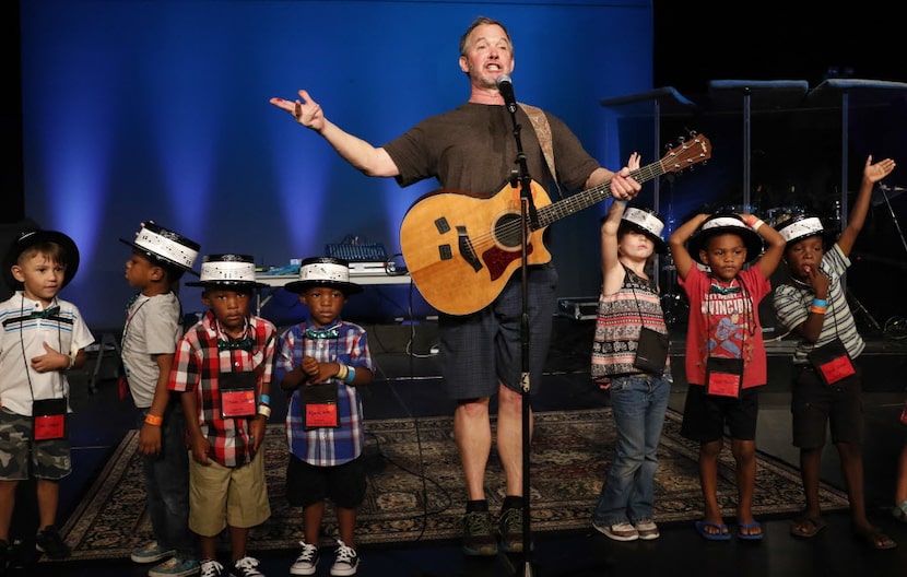 Eddie Coker, children's singer/songwriter from Dallas, entertains homeless kids from area...