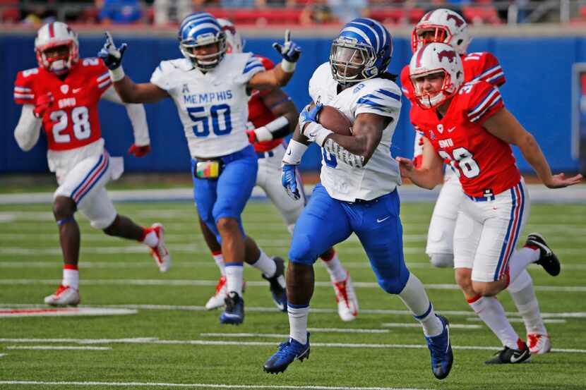 Memphis' Darrell Henderson (8) returns a kickoff 99 yards for a touchdown in the first...