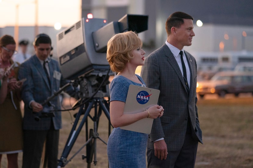 En esta imagen de Apple TV+ muestra a Scarlett Johansson, centro, y Channing Tatum en una...