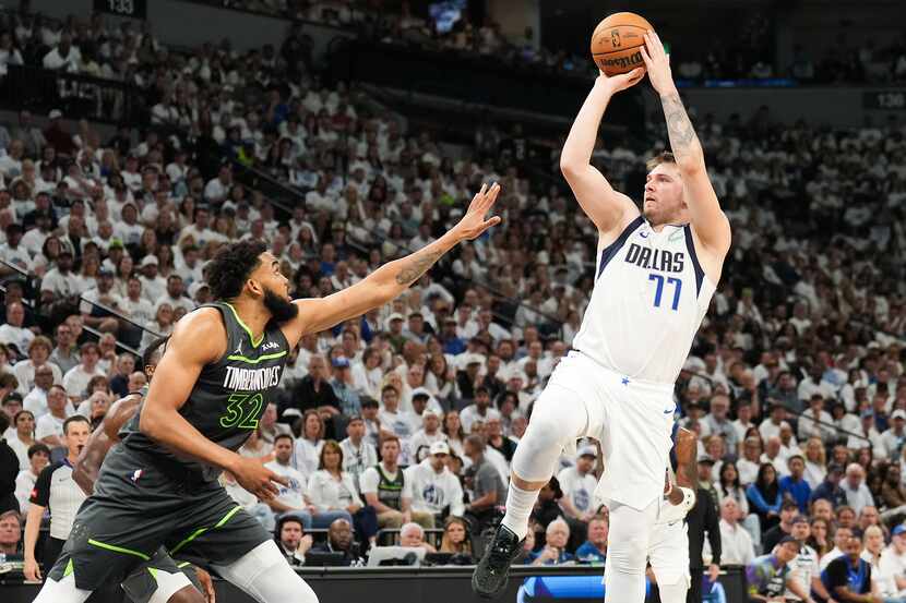 El jugador de los Dallas Mavericks, Luka Doncic, realiza un disparo ante la mirada del...