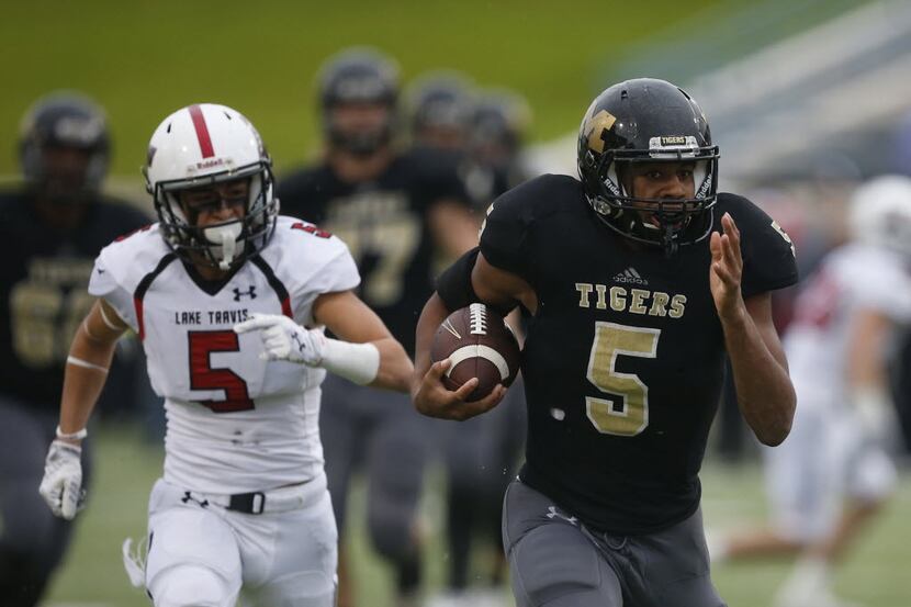 Mansfield running back Kennedy Brooks (5) escape from Lake Travis defender Robert Lee Rayos...