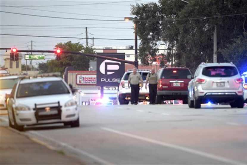 Tres vehículos de la policía y otros autos cerca del centro nocturno Pulse Orlando, al...