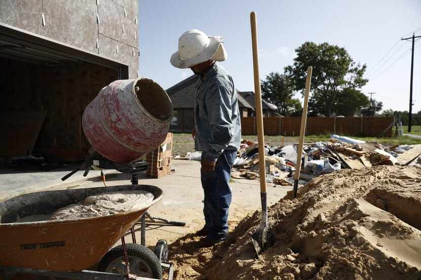 Escasean trabajadores de construcción en Dallas y la falta de inmigrantes es una...