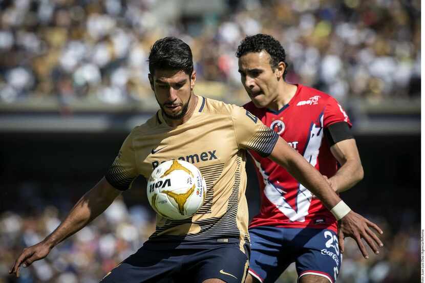 Eduardo Herrera (izq.) y los Pumas avanzaron a las semifinales por su mejor ubicación en la...