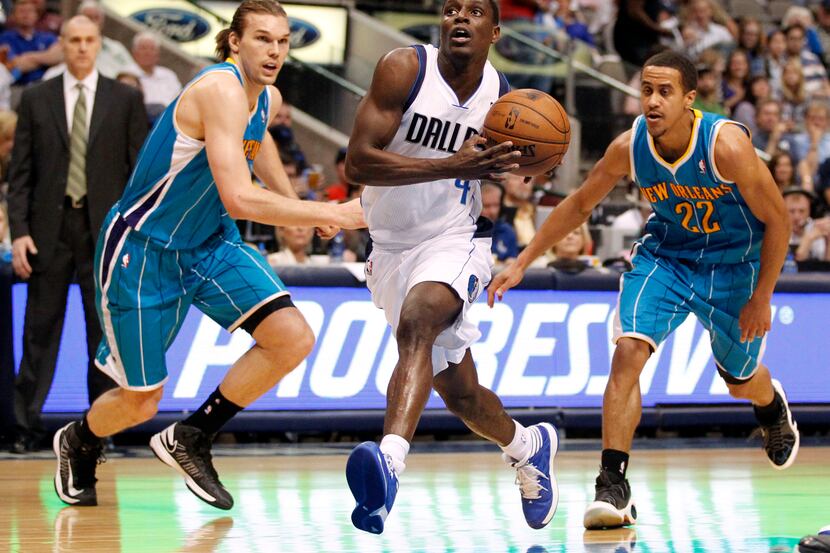 Dallas Mavericks point guard Darren Collison (4) splits New Orleans Hornets power forward...