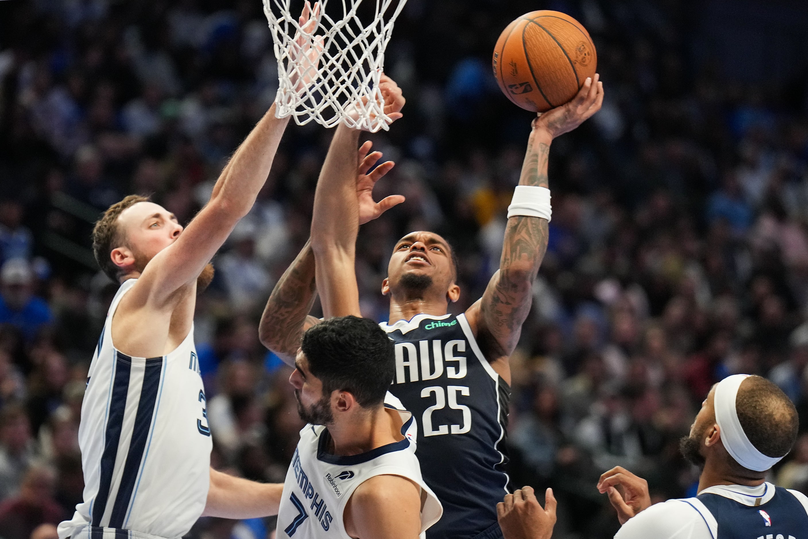 Dallas Mavericks forward P.J. Washington (25) shoots over Memphis Grizzlies forward Santi...