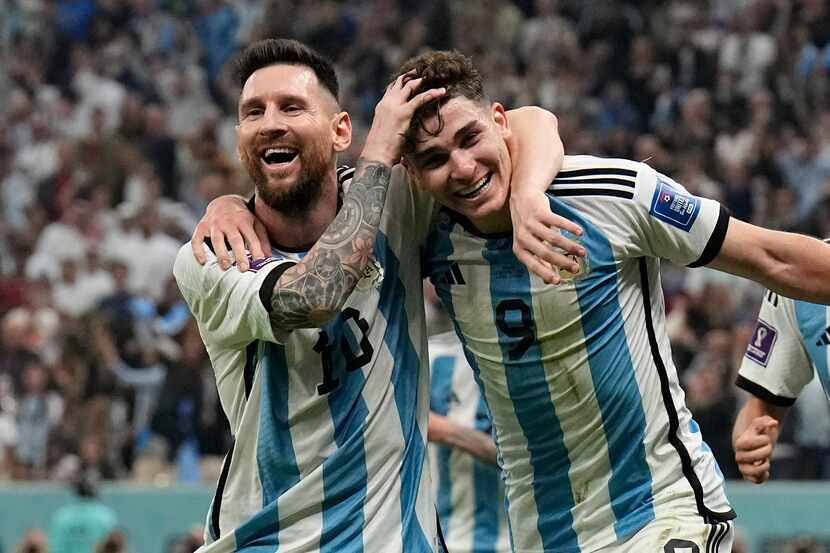 Lionel Messi (izquierda) y Julián Álvarez celebran luego que Álvarez anotó el segundo gol de...