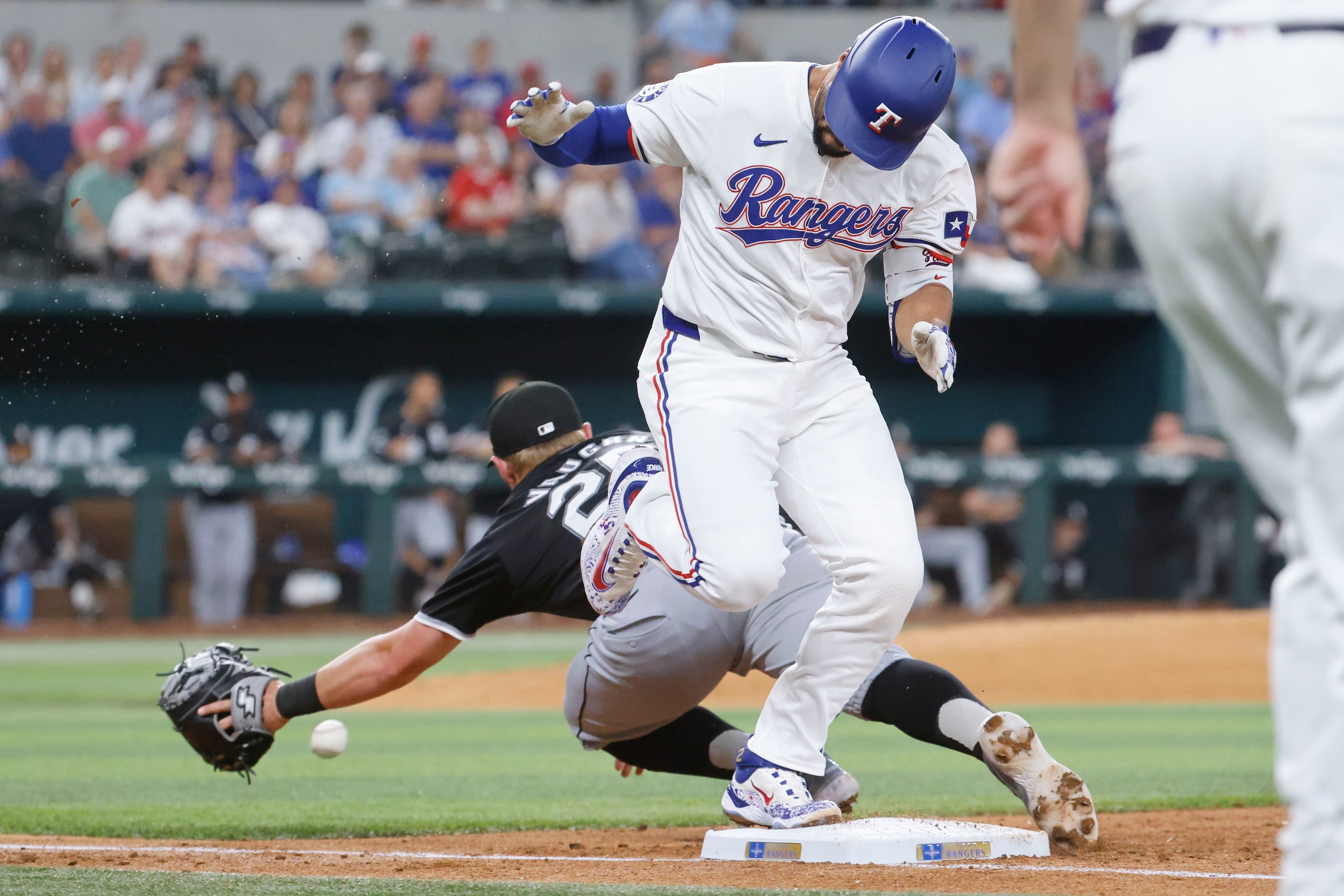 Marcus Semien (2) reaches the first base for a single past Chicago White Sox first baseman...