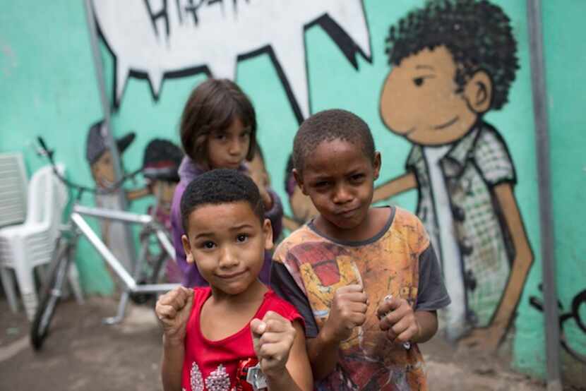 Niños muestran lo que aprendieron en una escuela de box en la favela Ciudad de Dios.