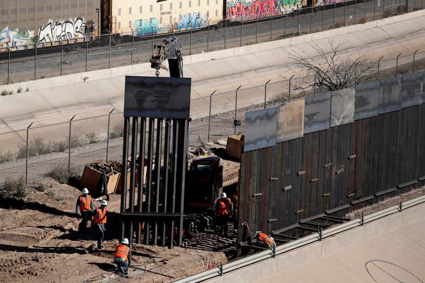 Trabajadores reemplazan una sección del muro en la frontera entre El Paso, Texas y Ciudad...
