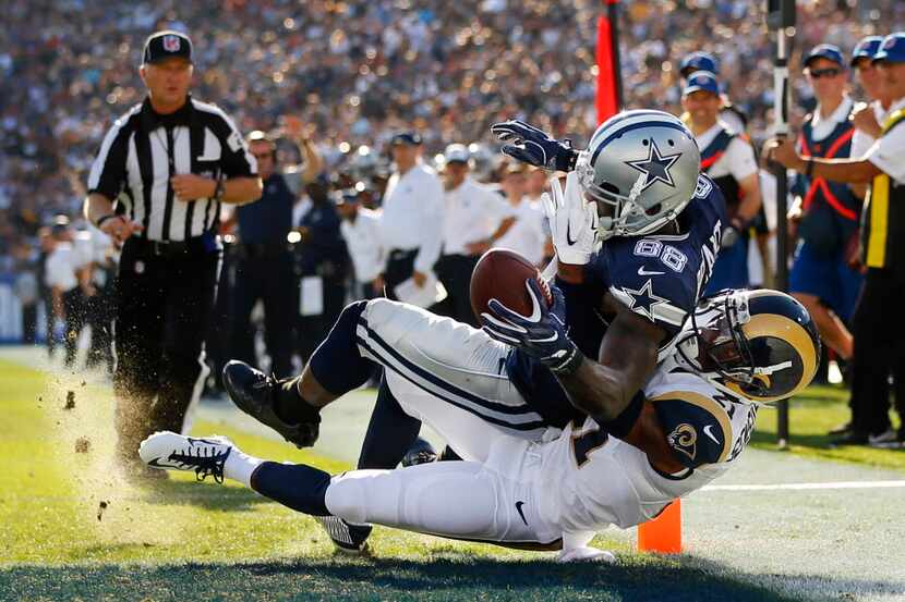 Dallas Cowboys wide receiver Dez Bryant (88) reaches the ball over the goal line and Los...