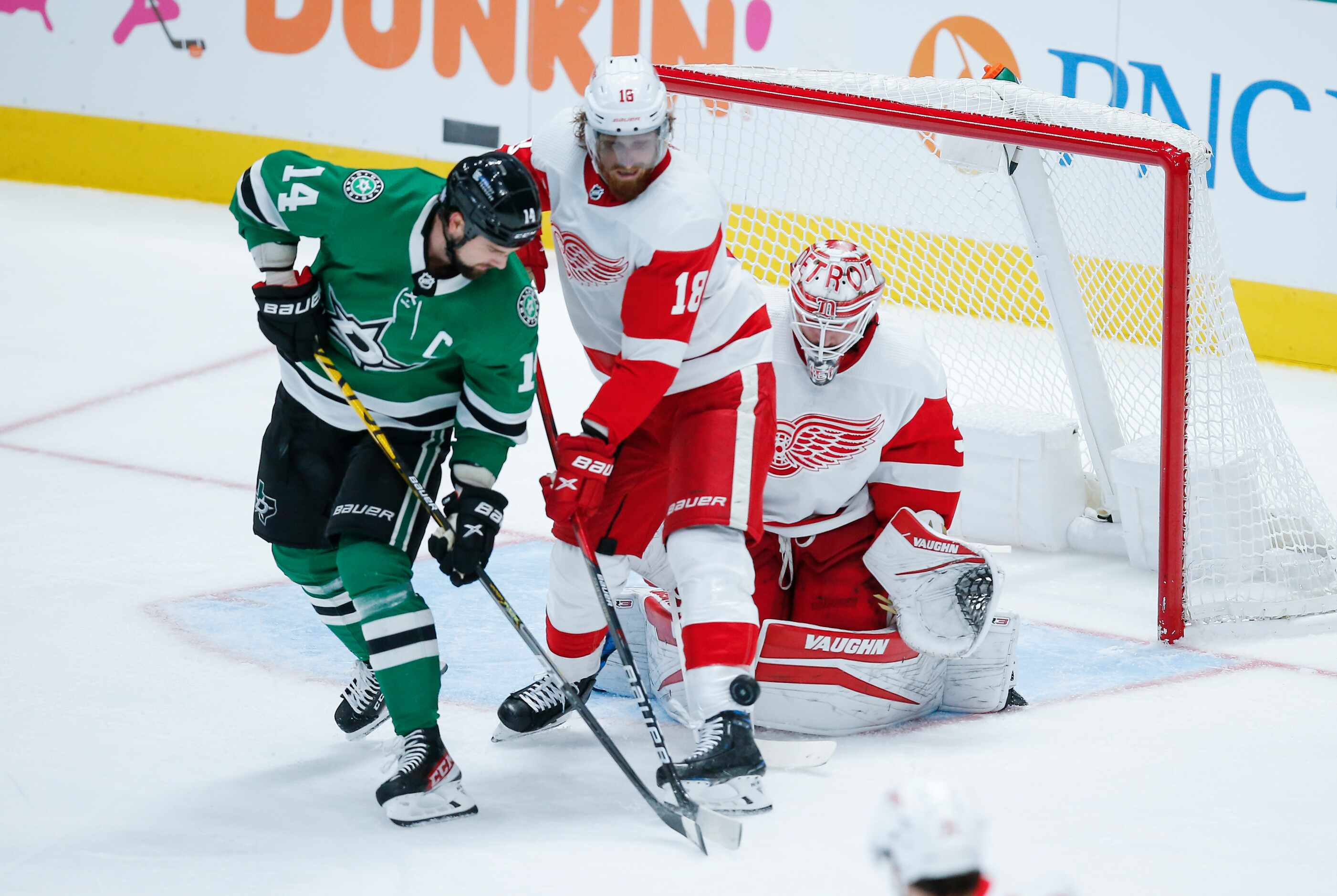 Dallas Stars forward Jamie Benn (14) attempts to deflect a shot as Detroit Red Wings...