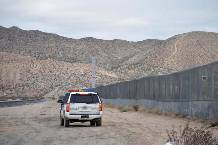 Un vehículo de la Patrulla Fronteriza vigila la cerca fronteriza cerca de El Paso, Texas y...