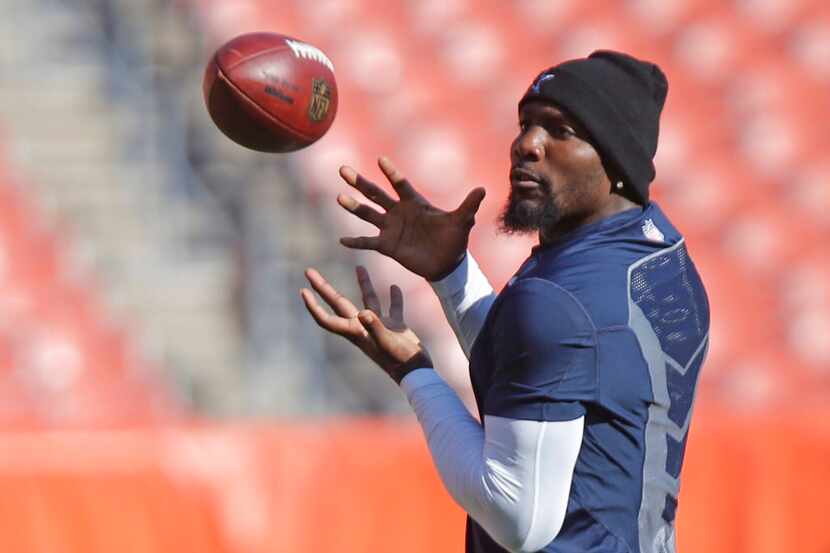 Dallas Cowboys wide receiver Dez Bryant (88) warms up before a game against the Cleveland...