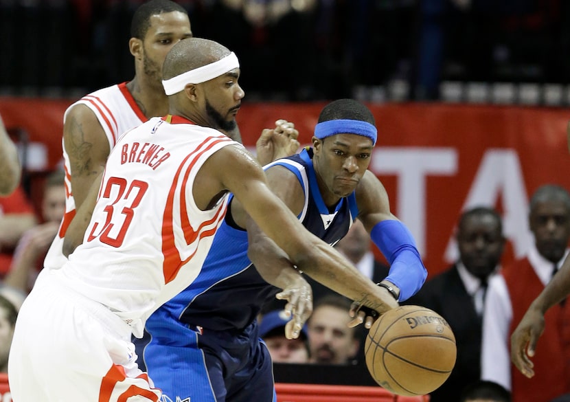 Dallas Mavericks' Rajon Rondo, right, tries to pass the ball around Houston Rockets...