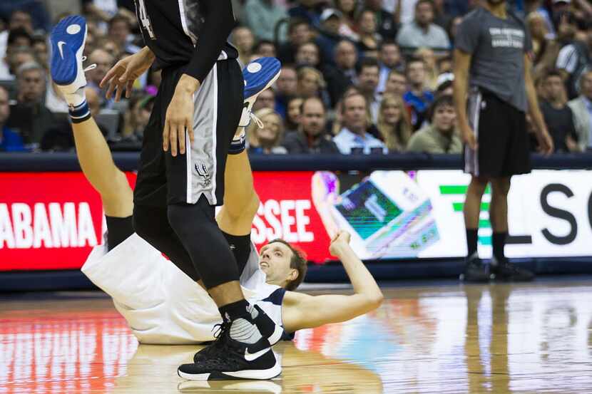 Mavericks' forward Dirk Nowitzki suffered a bruised bone on his right knee early in Monday's...