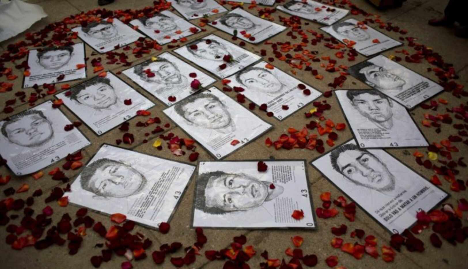 Dibujos de algunos de los 43 estudiantes desaparecidos en Guerrero, durante una protesta en...