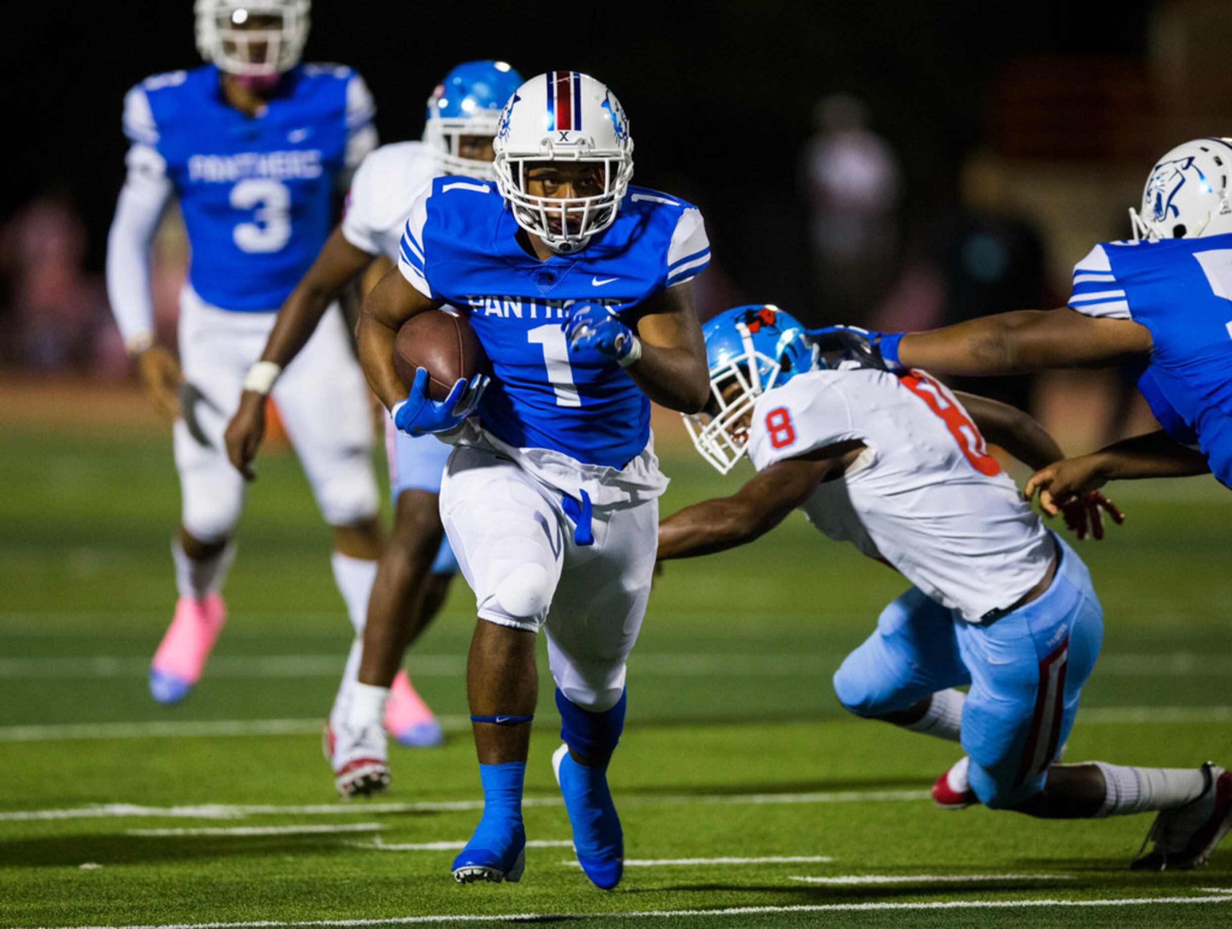 Duncanville running back Trysten Smith (1) runs to the end zone for a touchdown during the...