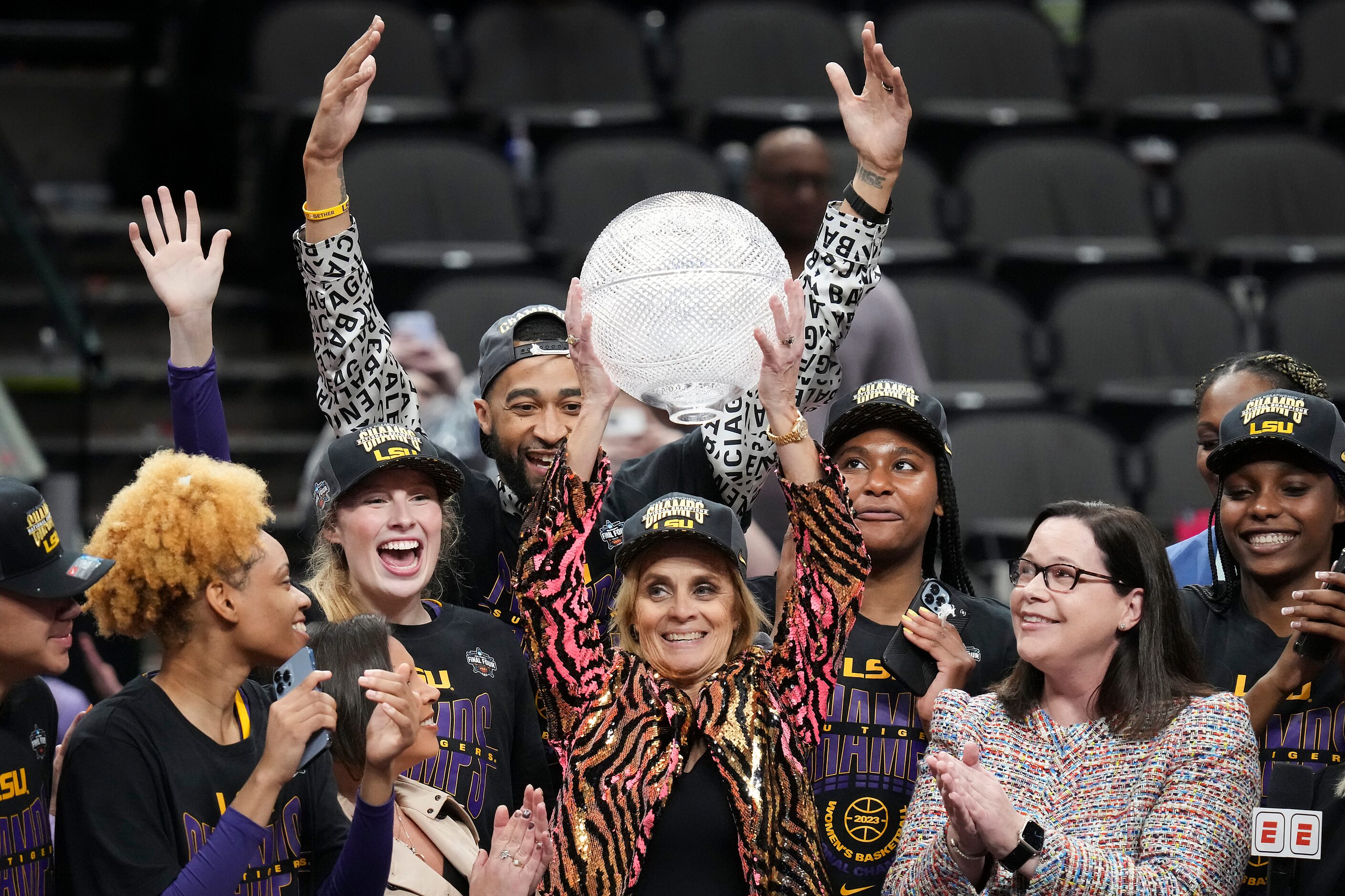 LSU head coach Kim Mulkey raises the coaches trophy after winning the NCAA Women's Final...