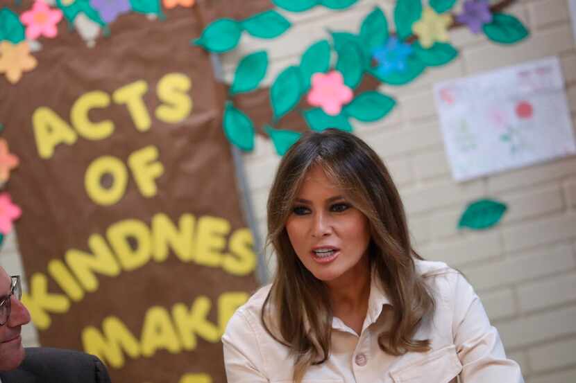 Primera dama Melania Trump arriba al aeropuerto internacional de McAllen, Texas, para...