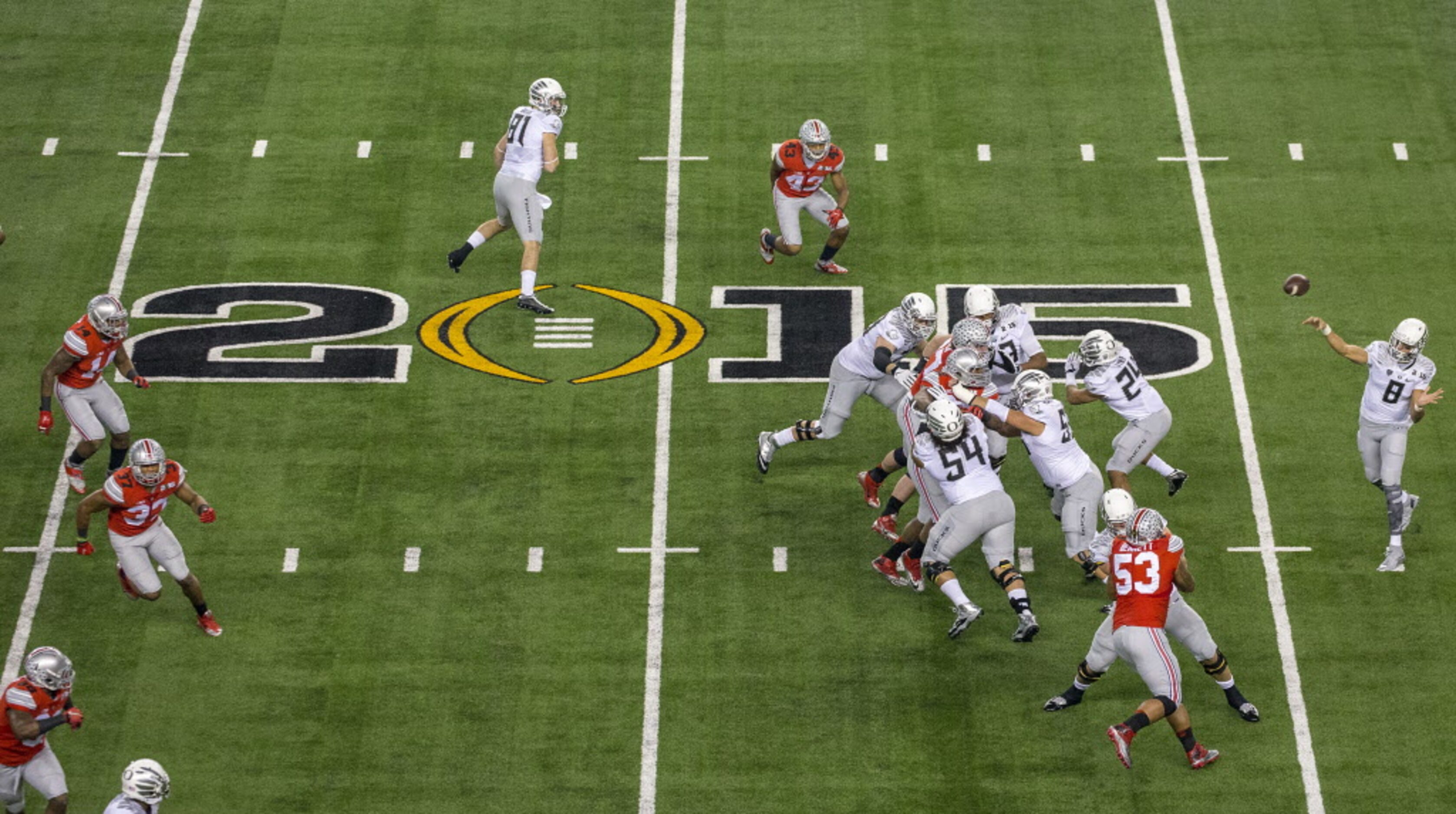 Oregon Ducks quarterback Marcus Mariota (8) throws a pass during the first quarter of the...