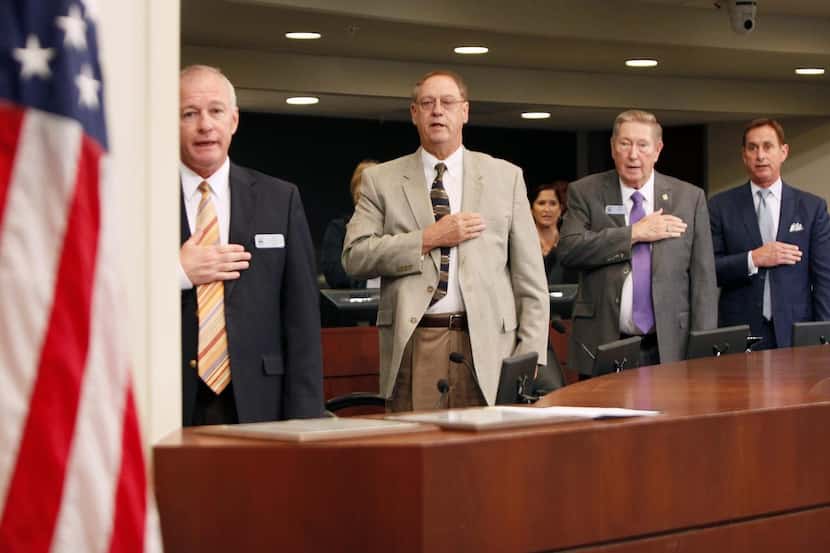 El alcade Bob Pehlps (tercero desde la izquierda) durante una reunión del Concejo de Farmers...