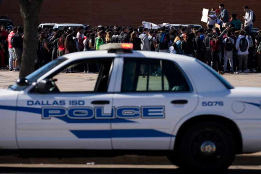 La policía arrestó a un estudiante el viernes durante protestas estudiantiles en Dallas. DMN
