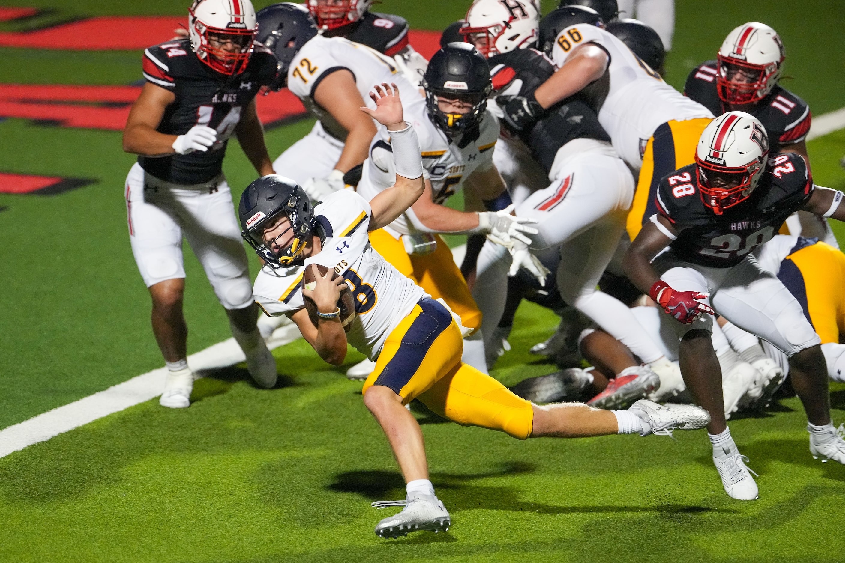 Highland Park quarterback Buck Randall (8) scores on a touchdown run during the second half...