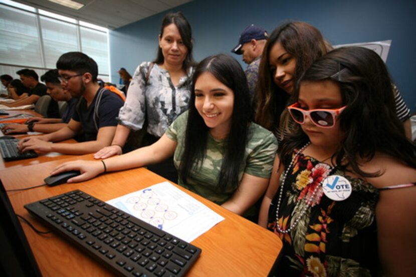 Jenifer Gomez 17, su mamá Edith y sus hermanas Jaqueline y Sofia Gomez, hacen el “pledge”,...