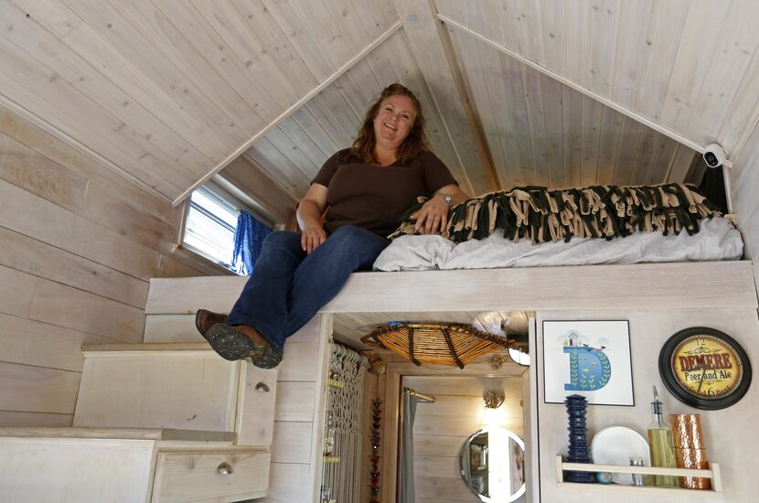 Demere O’Dell al interior de su microcasa en Blue Ridge, Texas. DMN