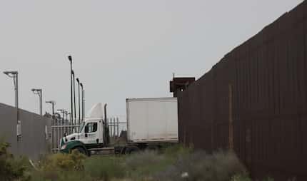 A truck crosses from San Jerónimo, Mexico into Santa Teresa, New Mexico.