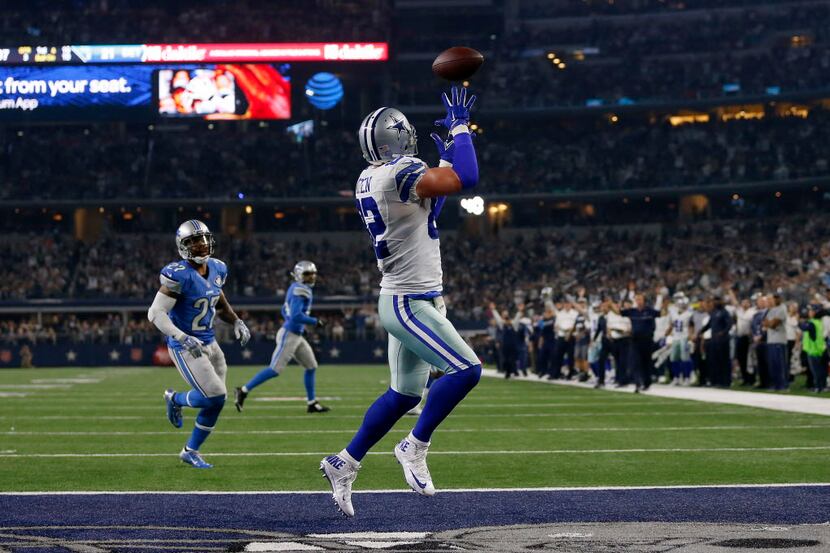 Dallas Cowboys tight end Jason Witten (82) pulls in a touchdown pass from wide receiver Dez...