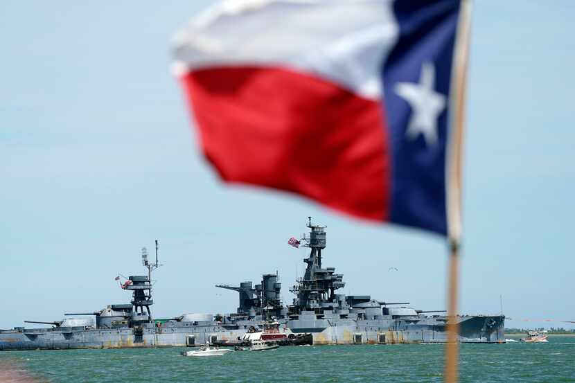 El acorazado USS Texas es remolcado en la bahía de Galveston, el miércoles 31 de agosto de...