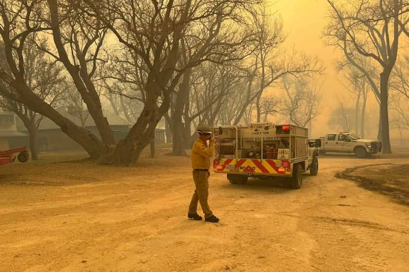 En esta foto suministrada por el departamento de bomberos de Flower Mound, Texas, se ve a...