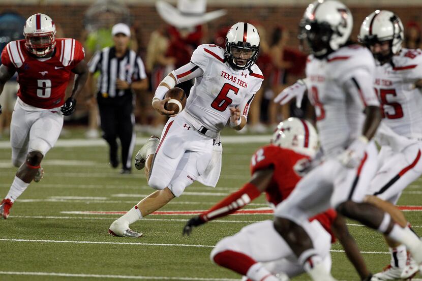Texas Tech Red Raiders quarterback Baker Mayfield (6) scrambles against the Southern...