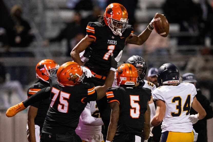 Lancaster wide receiver LaTrell Caples (1) celebrates a touchdown during the second quarter...