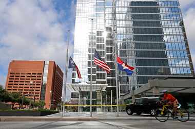 Banderas izan a media hasta en el centro de Dallas en honor a los tres oficiales muertos. ...