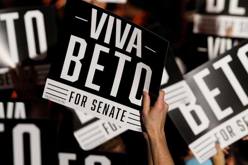 Pancartas de apoyo al candidato Beto O’Rourke en un mitín político en Austin. (DMN/BRIAN...