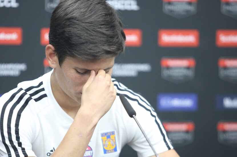 El jugador de Tigres, Jürgen Damm, no sabía dónde meterse durante la conferencia de prensa...