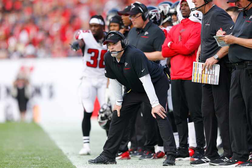 El entrenador en jefe de los Falcons de Atlanta, Dan Quinn, observa las acciones en juego...
