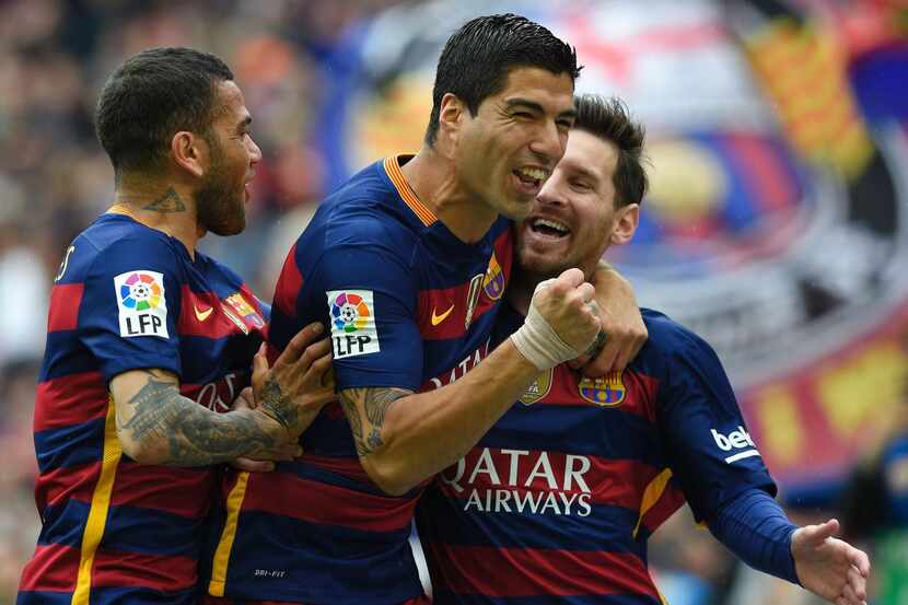 Dani Alves (izq), Luis Suárez y Lionel Messi son piezas claves del Barcelona, que lleva a la...