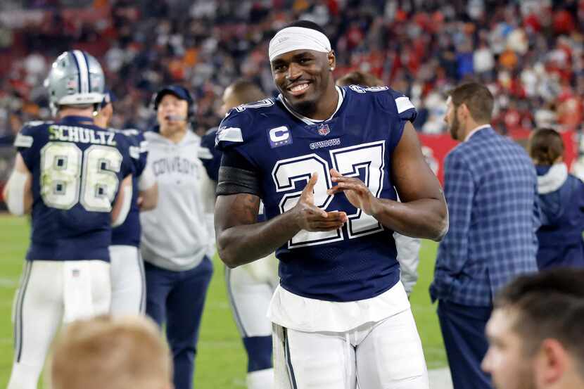 Dallas Cowboys safety Jayron Kearse (27) applauds the play of his teammates on the sideline...