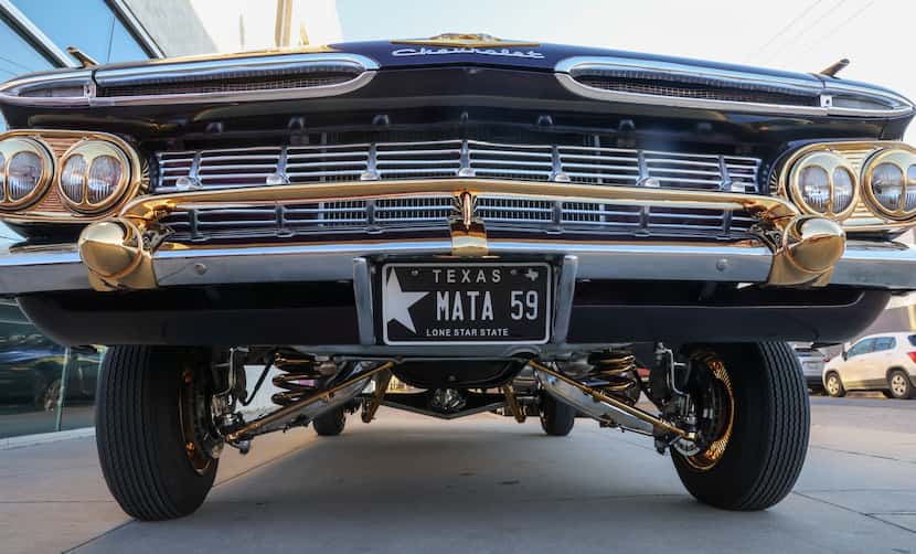 Mark Mata, de Dallas Lowriders, estaciona su automóvil en Jefferson Boulevard antes de un...
